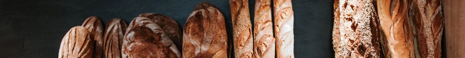 Fundo preto, e vários tipos diferentes de pão
